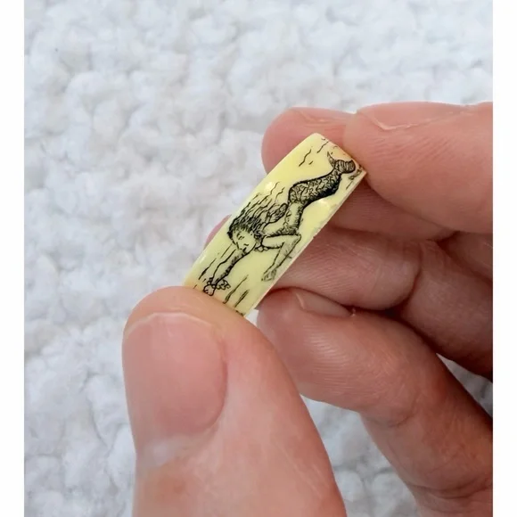 (VTG) Cream/Black Scrimshaw-Style Mermaid/Seashell Nautical-Themed Carved Ring - Picture 2 of 11